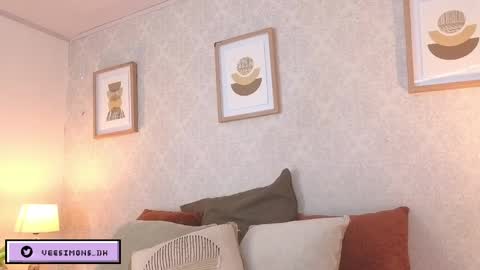 Vee Simons online show from April 6, 7:59 pm