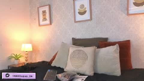 Vee Simons online show from April 8, 7:47 pm