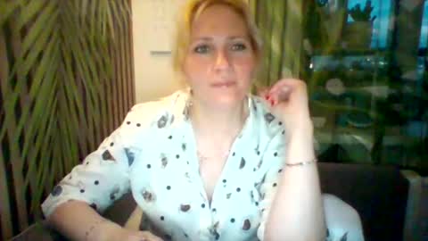 velka_raspberry online show from June 5, 8:14 pm