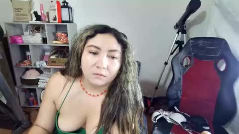 Snapshot of vellarossa chatting on February 2, 2:43 am Im VelaI will be Christmas and New Year with my family December 22 to January 13 I will miss you guys. online show from February 2, 2:43 am