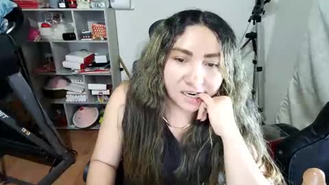 Snapshot of vellarossa chatting on April 22, 4:15 am Im VelaI will be Christmas and New Year with my family December 22 to January 13 I will miss you guys. online show from April 22, 4:15 am