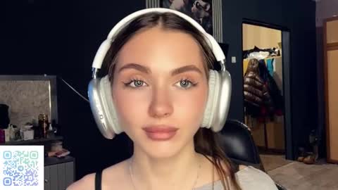 Nia online show from March 19, 3:38 pm