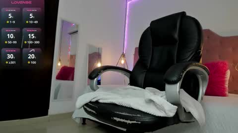 velveet_ online show from December 18, 11:38 am