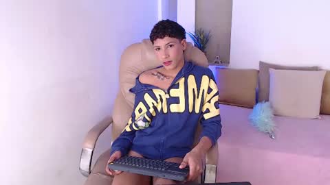 Snapshot of velvet_an chatting on June 10, 4:34 am An online show from June 10, 4:34 am