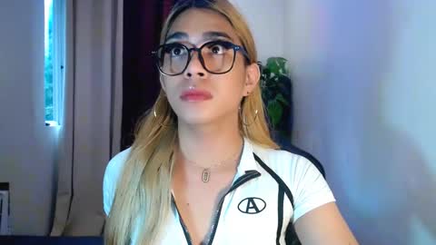 Snapshot of velvet_delux69 chatting on October 9, 10:30 pm velvet_delux69 online show from October 9, 10:30 pm