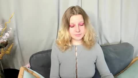 velvet_peach_ online show from November 6, 11:11 am