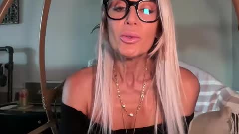 Snapshot of velvetbarbie chatting on January 5, 7:28 pm VelvetBarbie online show from January 5, 7:28 pm