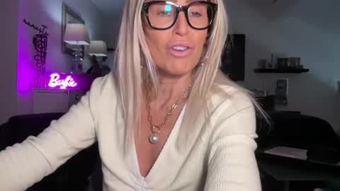 Snapshot of velvetbarbie chatting on February 25, 7:23 pm VelvetBarbie online show from February 25, 7:23 pm