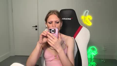 VelvetTGirl online show from February 18, 7:15 am