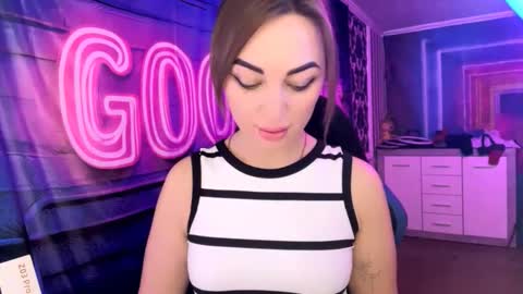 Snapshot of velvettouch4444 chatting on February 22, 1:42 pm MERYEM online show from February 22, 1:42 pm