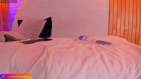 veraswan1 online show from December 6, 1:29 am