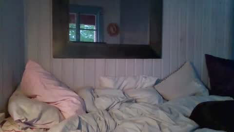 Snapshot of versatilexswede chatting on June 23, 1:25 am John online show from June 23, 1:25 am