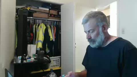 Snapshot of veryveryhairmanindenver chatting on October 16, 12:00 am hairy man online show from October 16, 12:00 am