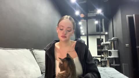 Esta online show from October 28, 4:09 pm