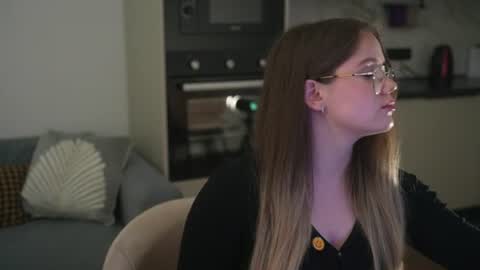 Nelle online show from August 8, 8:22 pm