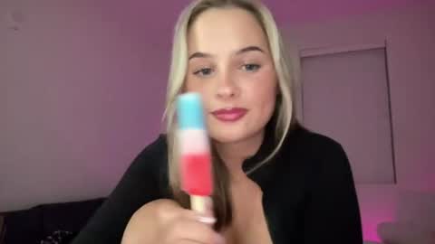 Snapshot of viarlunaa chatting on July 13, 9:23 am viarlunaa online show from July 13, 9:23 am