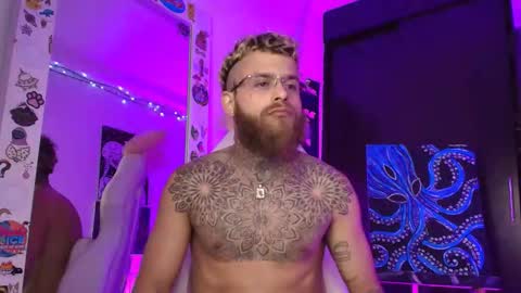 Snapshot of vickingcock7 chatting on December 22, 5:48 am vickingcock7 online show from December 22, 5:48 am