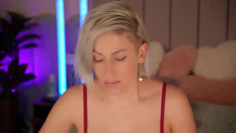 vickysecret96 online show from February 8, 6:55 pm