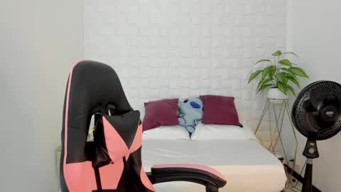 Snapshot of victoria_243 chatting on February 15, 8:13 am victoria online show from February 15, 8:13 am