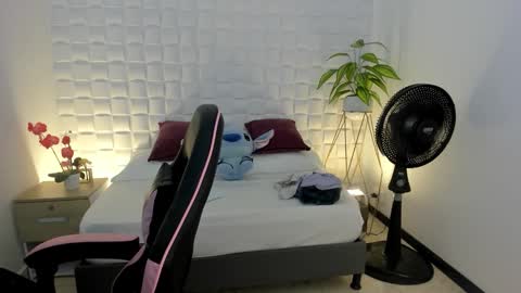 Snapshot of victoria_243 chatting on February 16, 4:19 am victoria online show from February 16, 4:19 am