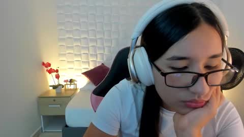 Snapshot of victoria_243 chatting on February 18, 4:08 am victoria online show from February 18, 4:08 am