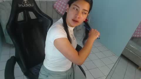 Snapshot of victoria_hernandez_t chatting on July 17, 1:18 pm Victoria online show from July 17, 1:18 pm