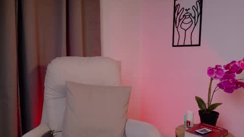 VictoriaNova online show from December 22, 8:06 pm