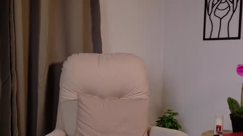 Snapshot of victorianova chatting on February 6, 12:37 am VictoriaNova online show from February 6, 12:37 am