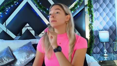 victtoria lee online show from December 14, 7:46 pm