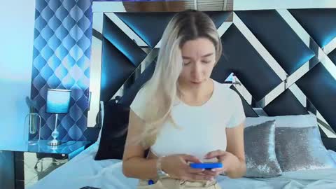 victtoria lee online show from January 18, 7:48 pm