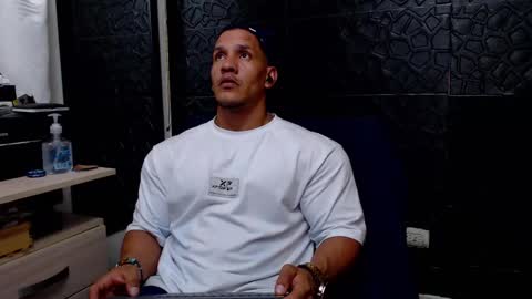 Viktor Herrera online show from February 18, 1:43 am