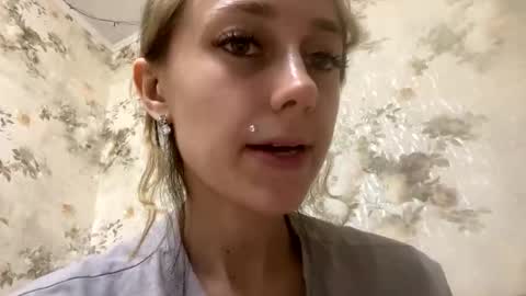 Snapshot of viktoria9898 chatting on May 15, 10:50 pm Sweett online show from May 15, 10:50 pm