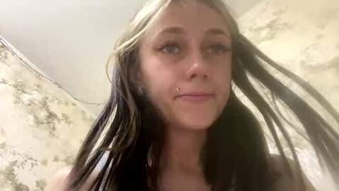 Snapshot of viktoria9898 chatting on May 19, 2:07 am Sweett online show from May 19, 2:07 am