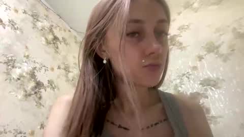 Snapshot of viktoria9898 chatting on May 27, 11:24 pm Sweett online show from May 27, 11:24 pm