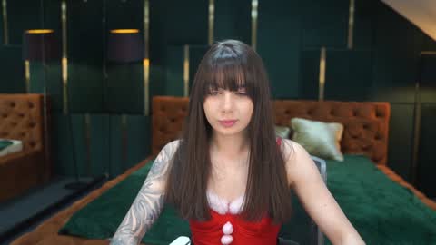 Snapshot of viktoria_storm chatting on December 17, 8:23 am Alisa online show from December 17, 8:23 am