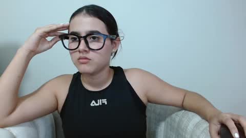 Snapshot of vikysexy28 chatting on February 18, 9:09 pm vikysexy28 online show from February 18, 9:09 pm