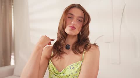 Snapshot of villanelle_l chatting on February 5, 8:30 am Lana online show from February 5, 8:30 am