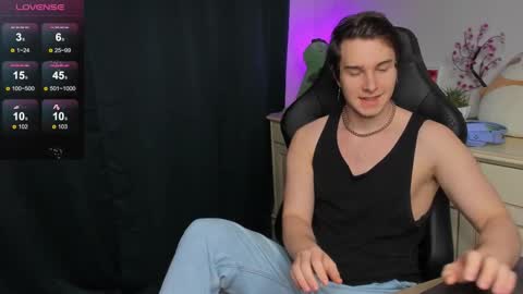 Snapshot of vincent__strong chatting on November 2, 8:17 am Vincent Strong online show from November 2, 8:17 am