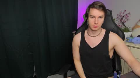 Snapshot of vincent__strong chatting on November 5, 9:20 am Vincent Strong online show from November 5, 9:20 am