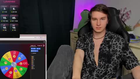 Snapshot of vincent__strong chatting on November 8, 9:09 am Vincent Strong online show from November 8, 9:09 am