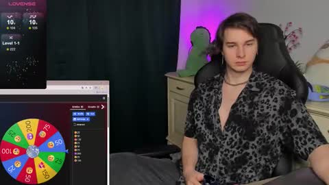 Snapshot of vincent__strong chatting on November 9, 8:23 am Vincent Strong online show from November 9, 8:23 am