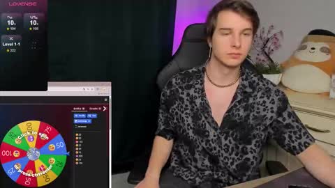 Snapshot of vincent__strong chatting on November 19, 8:14 am Vincent Strong online show from November 19, 8:14 am