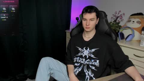 Snapshot of vincent__strong chatting on December 15, 8:18 am Vincent Strong online show from December 15, 8:18 am