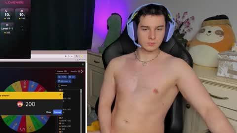 Snapshot of vincent__strong chatting on December 20, 4:08 am Vincent Strong online show from December 20, 4:08 am