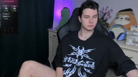 Snapshot of vincent__strong chatting on December 21, 1:35 am Vincent Strong online show from December 21, 1:35 am