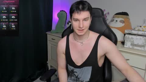 Snapshot of vincent__strong chatting on December 22, 8:00 am Vincent Strong online show from December 22, 8:00 am