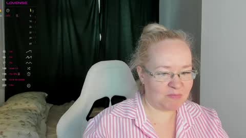 violasmithh online show from May 20, 4:40 am
