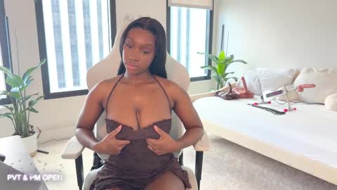 Snapshot of violet6xft chatting on February 2, 9:23 pm Fantasy Black Girl online show from February 2, 9:23 pm