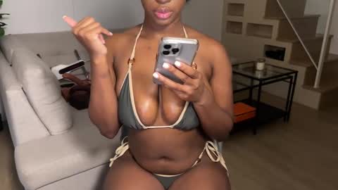Snapshot of violet6xft chatting on October 9, 4:21 am Fantasy Black Girl online show from October 9, 4:21 am