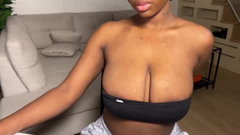 Snapshot of violet6xft chatting on October 16, 2:07 pm Fantasy Black Girl online show from October 16, 2:07 pm